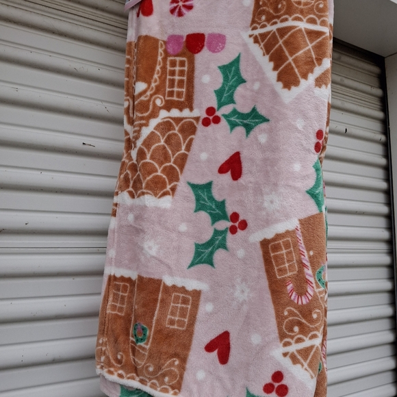 Betsey Johnson pink gingerbread house blanket throw christmas new - Picture 6 of 6